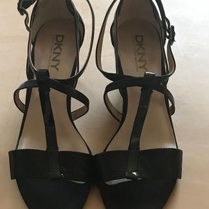 Beautiful pair of DKNY Dana shoes